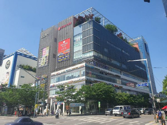 부동산플래닛 파트너스가 매각 주관을 맡은 키움투자자산운용이 보유 중인 롯데시네마 독산점 건물 전경. <부동산플래닛 제공>